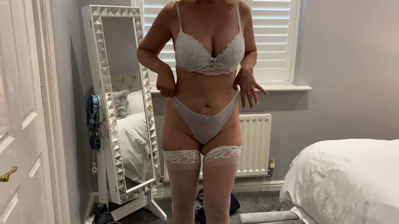 MartinsMrsMilf: Blauw met witte netkousen