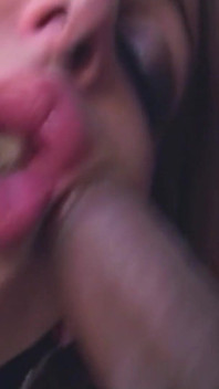 Loira transsexual com tesão em férias recebe anal fodida por estranhos
