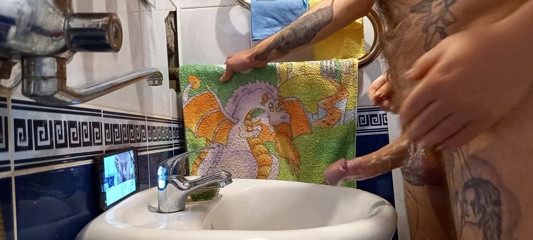 Zona901: No banheiro, uma garota me ajuda a masturbar meu pau