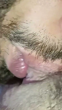 Bir motelde ateşli seks, prezervatifsiz amcığı sikiyor ve oral seks alıyor.