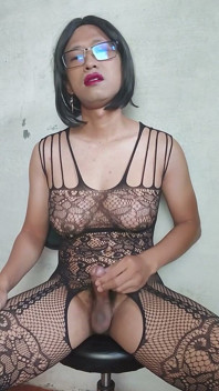 La trans à gros nichons Mitha Zhe fait des branlettes