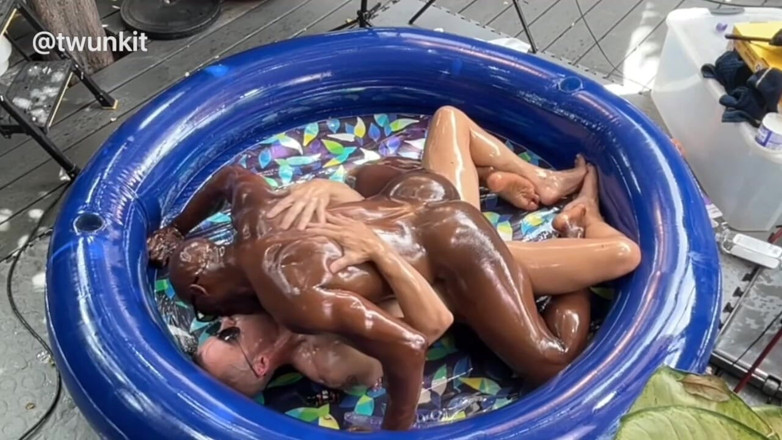 twunkitXXX: Wrestling minyak tanpa kondom antara kaum dan berkongkek