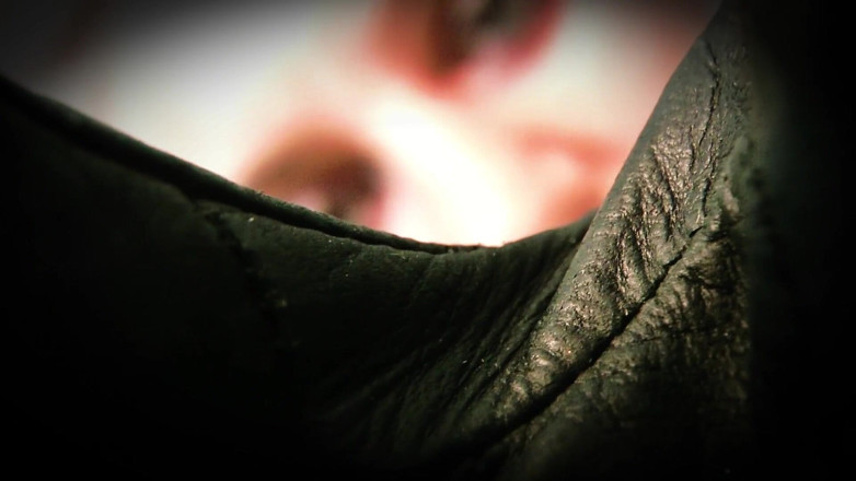 Goddess Celine: C !hoke sur des gants en cuir