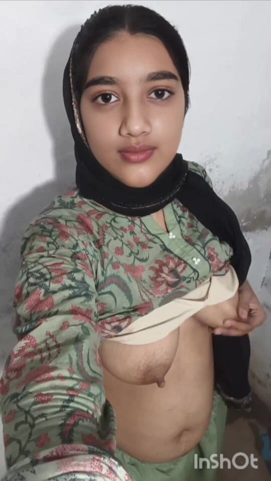 Naughty_Sana: Fată frumoasă cu voal hijabi care își expune țâțele mari fierbinți