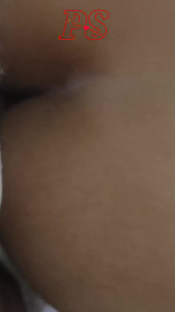 Un couple de jeunes mariés baise dans une chambre d’hôtel