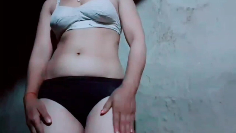 TricolorMusic3: Studente meest stiekem videogesprek met haar vriendje tijdens een videogesprek...