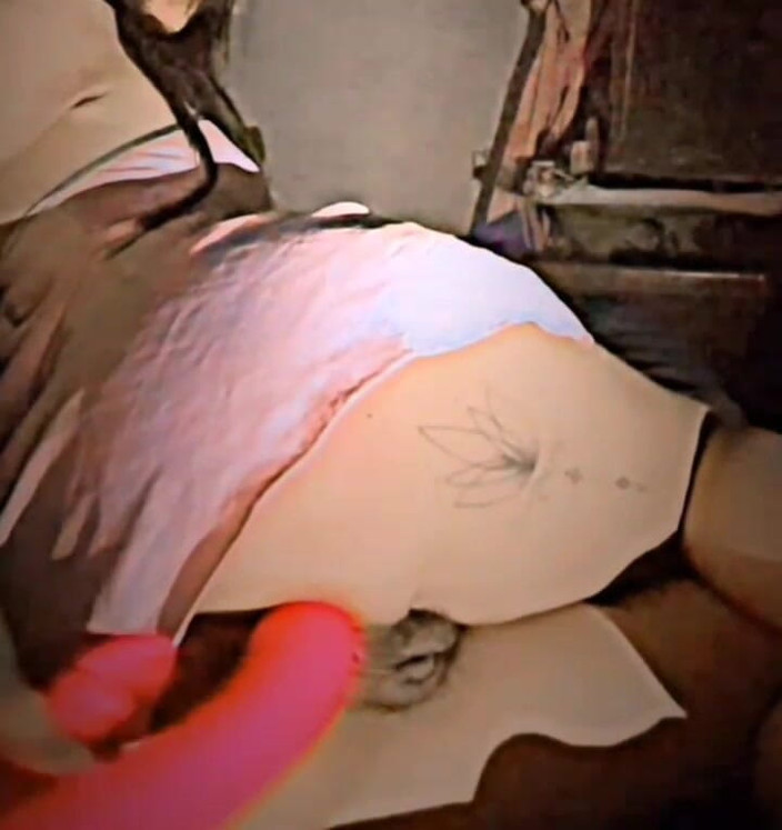 Axel R: Kız arkadaşım götüne dildo sokuyor