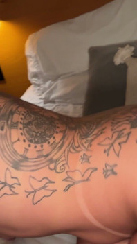 Morena Latina Con Curvas Mejor Amiga Con Un Gran Culo Se La Follan Duro En La Cama En Primer Plano