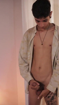 Magere Twink Magic C trekt aan zijn grote pik en schiet een dikke lading sperma over zijn tatoeage