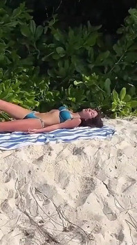 Pist op meisje op een strand - ze was geschokt
