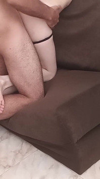 Ich spielte auf der Couch und sie hat mich auf die beste weise abgelenkt (vollständiges video)