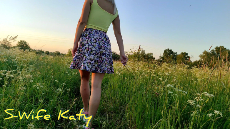 S Wife Katy: Big Cumshot at Sunset for Cutie S-wife Katy.