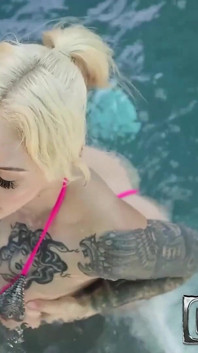 Kitty Quinn šuká velké černé péro na dvorku