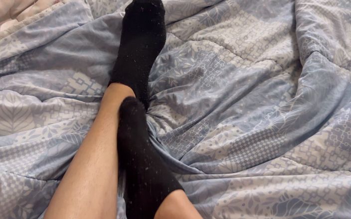 MartyBrady: Băiatul sexy twink se joacă cu șosete și picioare