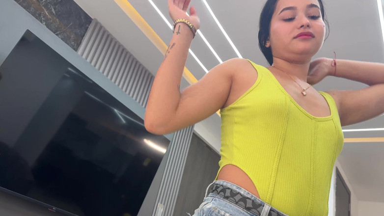 JhonAndSara: Sora mea vitregă vine acasă târziu de la o petrecere și...