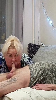 Mama vitregă înghite spermă după o muie profundă