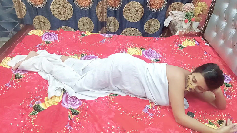 MehwishButt: Eine indische desi-MILF rief den Masseur für eine Massage, und...