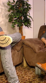 Paar liebt es, auf der couch zu machen