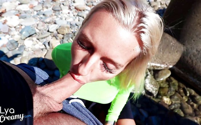 Lya Creamy: Blondynka wysysających penisa nieznajomego nad morzem POV