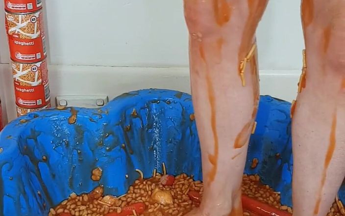 Michellexm: Bagno con fagioli al forno e salsicce nude pt 1