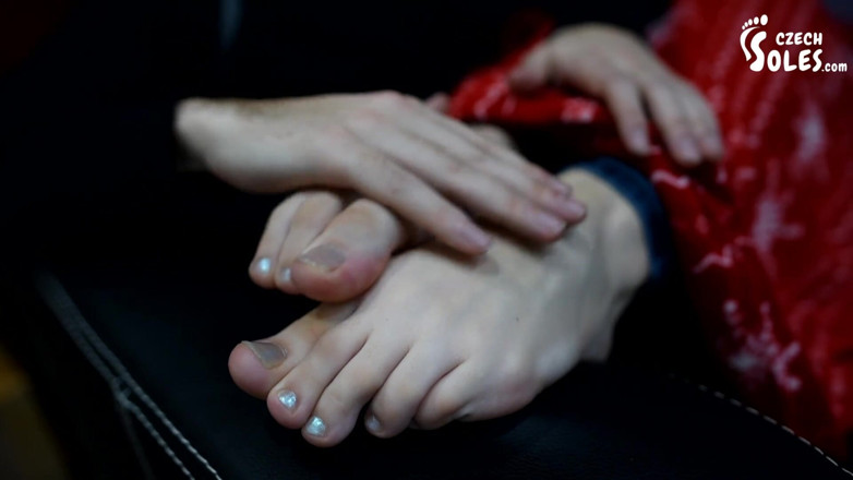 Czech Soles - foot fetish content: Värmer upp hennes kalla sexiga fötter