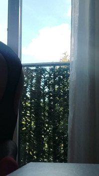 Em Lingerie e Saltos na Janela com um Brinquedo