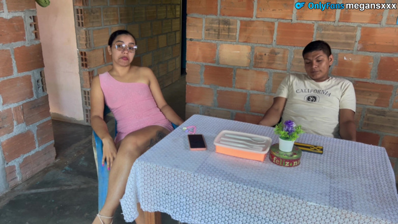 MeGanSxx: Robię czerwone stringi na bok i pozwalam jej piszczeć