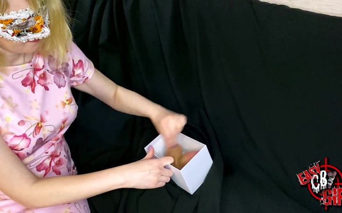 AnnyCandyPainboy: Heiße MILF öffnet das Geschenk und wünscht der Gemeinde ein besinnliches...