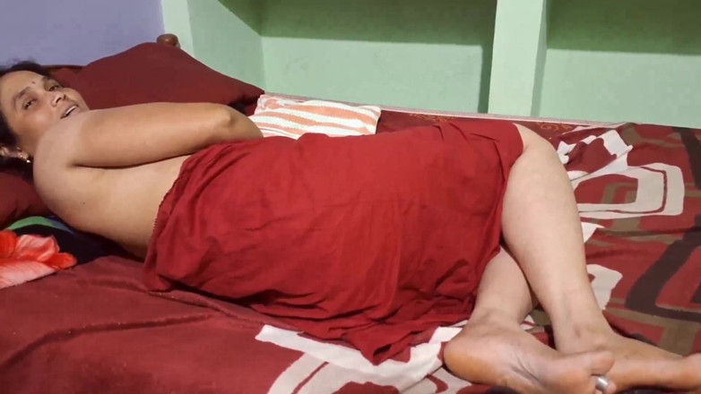 Sexy sindu: Esposa del pueblo en sexy sujetador y bragas