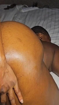 Dziura analna połyka całą spermę po twardym anal creampie