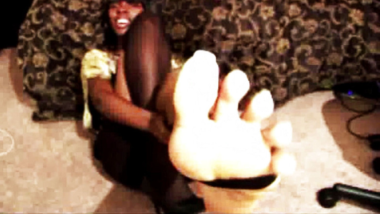 The Goddess Simone: Tu humillación fetiche de pies