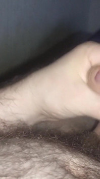 Masturbando-se na cama e enorme gozada para minha barriga peluda