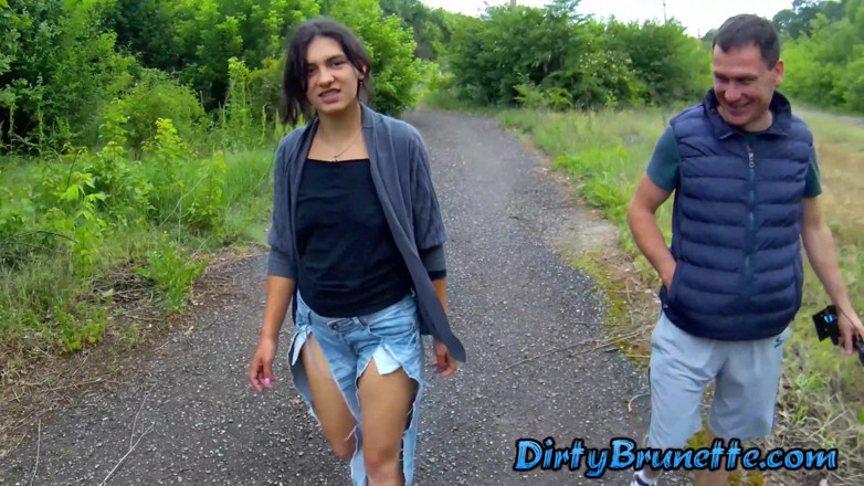 Dirty Brunette: Geile ehefrau bläst, fickt und lutscht schwanz im freien