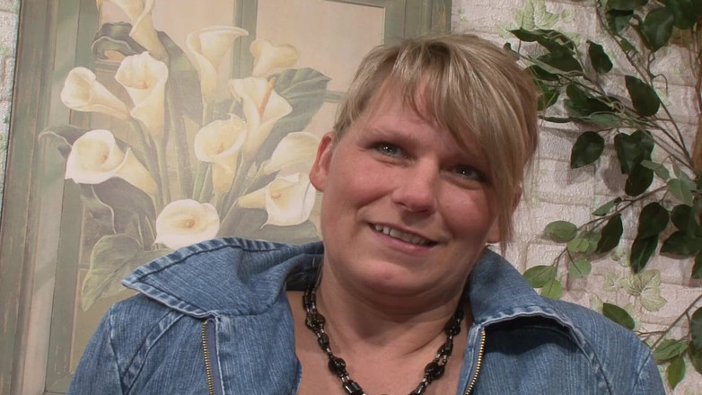 Deutsche XXX Filme: Une Allemande blonde à forte poitrine s’enfile un gode