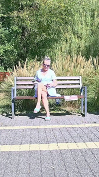 Détendez-vous sur le banc (masturbation discrète)