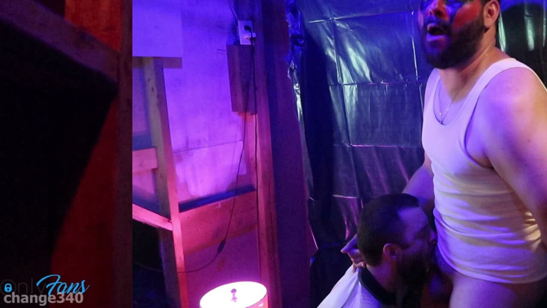Change340: Riskanter auf der halloween-party, während die leute zuschauten