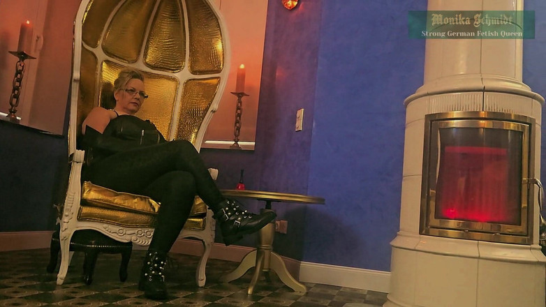 Strict Senz: Monika Schmidt Femdom Rokende Menselijke Asbak Verbale Vernedering Laarsaanbidding