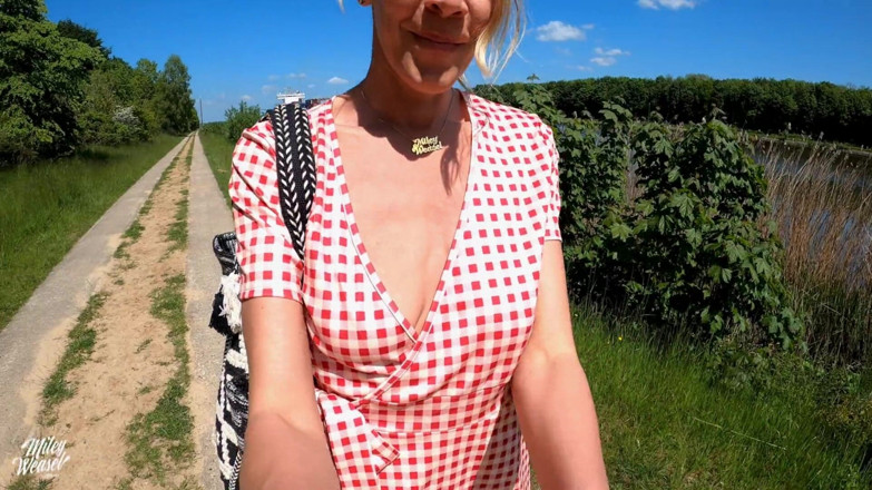 Miley Weasel: Loira com tesão com plug no cu fica no canal !!