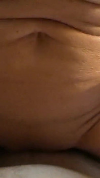 Orta yaşlı seksi kadının içine boşalıyor ve orta yaşlı seksi kadın üzerine boşalıyor.