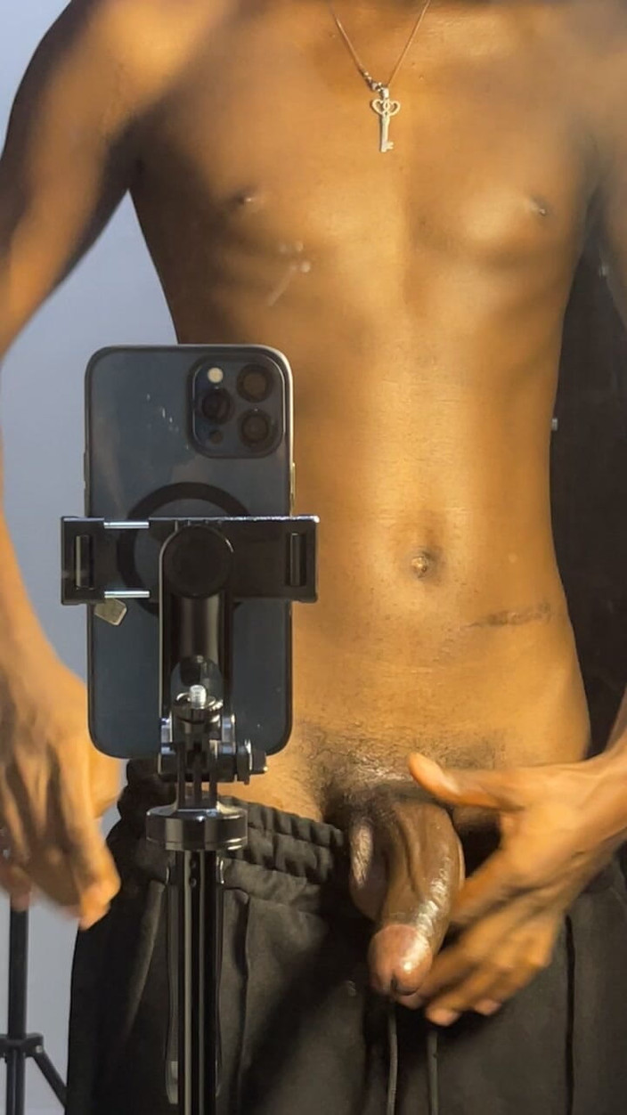 Aded-Toxic: Slim Twink büyük yarağı gösteriyor