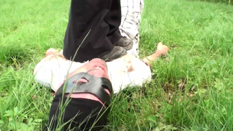 Femdom Austria: Calpestare una punizione all'aperto con le scarpe orsacchiotte