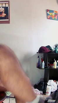 Chico peludo fumando en Jockstrap