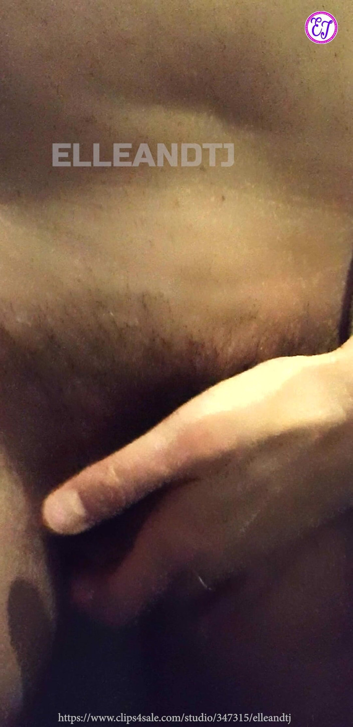 elleandtj: Tante seksi dengan jembut tebal lagi asik fingering memeknya sendirian