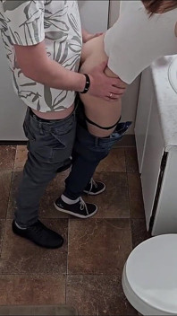 Studenci ruchają się w toalecie