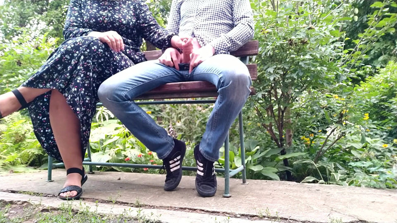 OurFetishLife: Handjob im freien im park