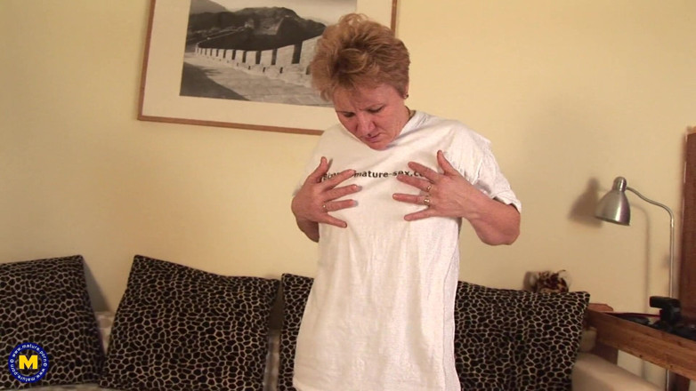 Mature NL: Bunicuța excitată își mângâie dur pizda până când ejaculează