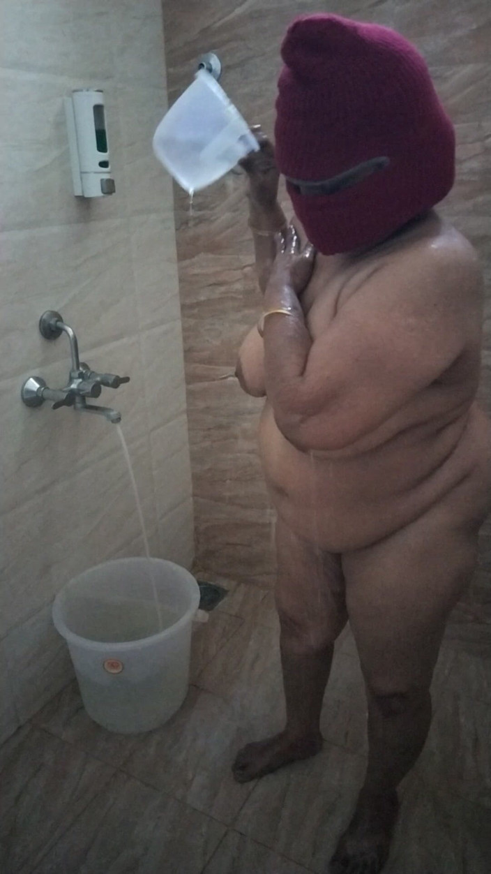 Benita sweety: Tamil Aunty Hot Bathing