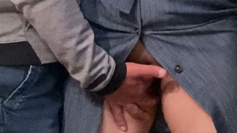PriyaNaavya: Un beau-père excité doigte sa chatte juteuse en public