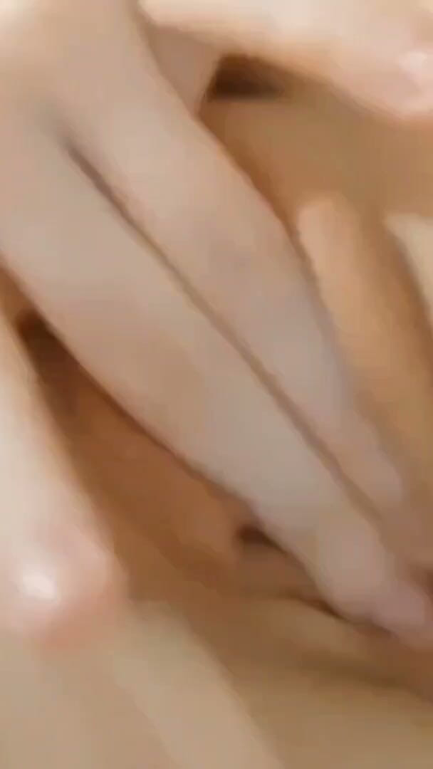 Nitosha: สาวผมสีน้ําตาลร้อนแรงในห้องน้ํา