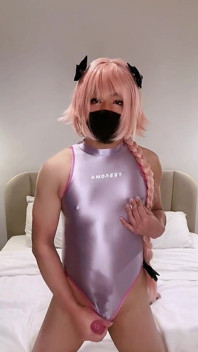 Astolfo Femboy in engem badeanzug squirtet und kommt
